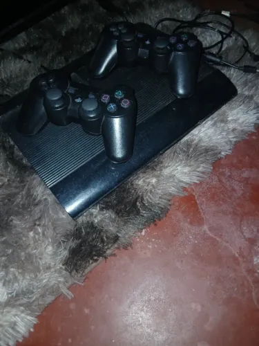 PlayStation 3, desbloqueado com dois controles