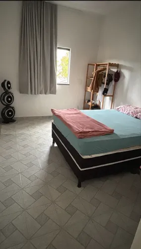 Aluga-se quarto para mulheres