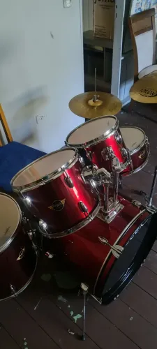 Bateria acústica.