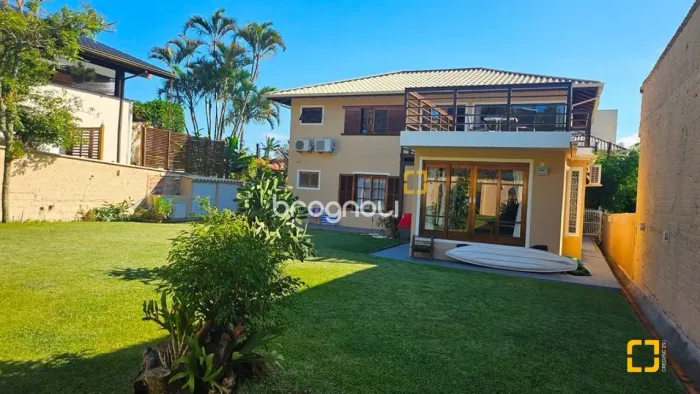Casa em Condomínio à venda no Sambaqui com 4 quartos sendo 3 suítes