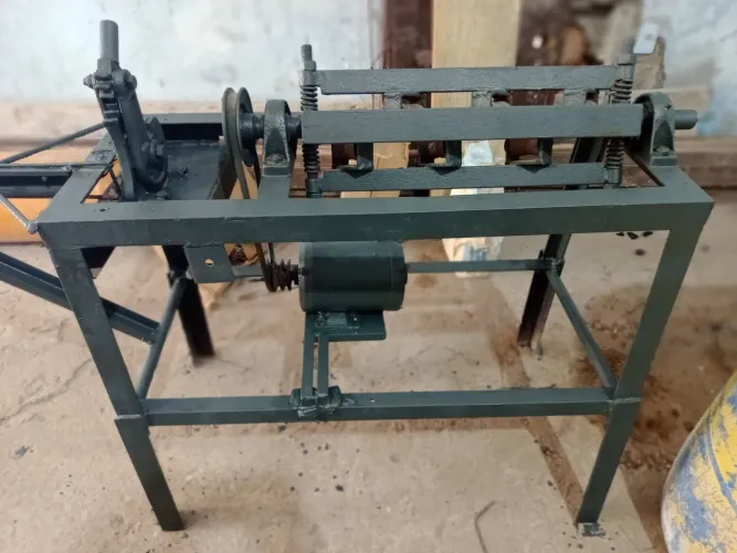 Máquina de desempenar e cortar ferro