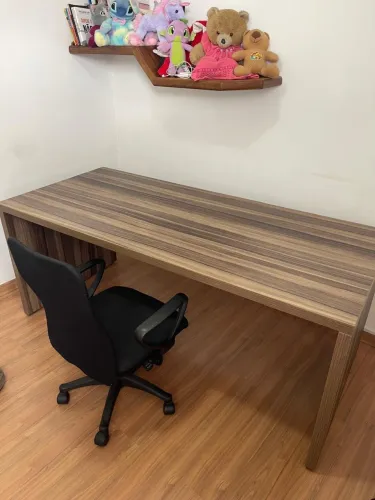 Mesa para escritório com cadeira