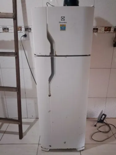 Vende-se uma geladeira funcionando perfeitamente, só marcas de uso. Valor 350,00 reais.