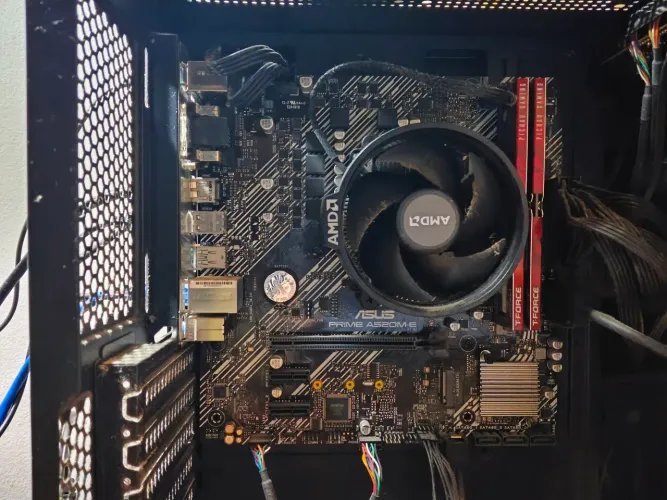 PC Gamer Ryzen 7 5700G | 16GB RAM 3200MHz | SSD 240GB | Fonte 600W Redragon