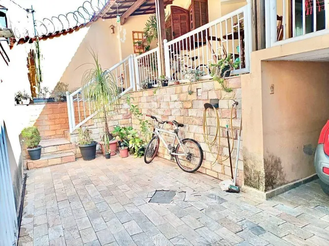 Casa com 3 Quartos à Venda - 160m² - Planalto - Próximo à Avenida Cristiano Machado.