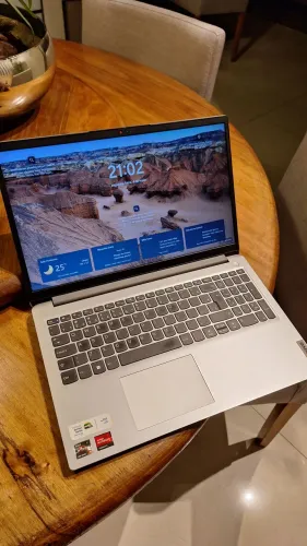 Notebook Lenovo com AMD Ryzen 5
