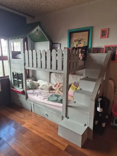 Beliche infantil casinha com escada baú e gavetões