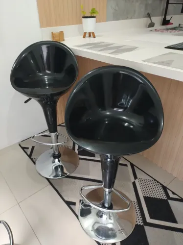 Kit 2 banquetas giratórias pretas com encosto e regulagem de altura 