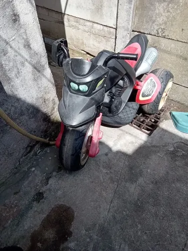 Desapego de moto elétrica e bicicleta infantil menino ?