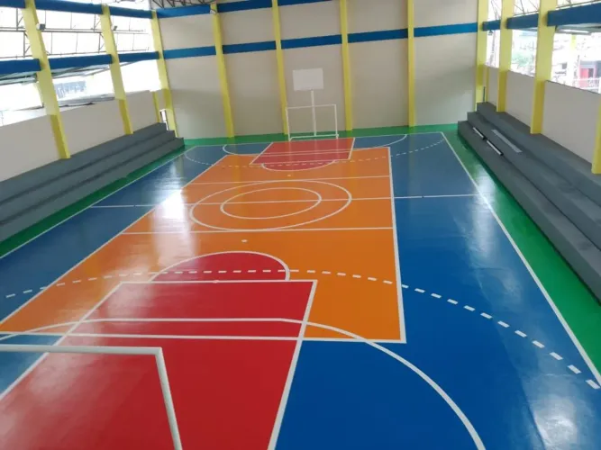 Pintor profissional de quadra poliesportiva