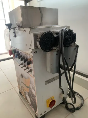 MÁQUINA MODELADORA SALGADOS E DOCES