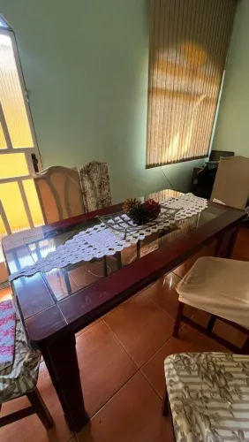 Vendo mesa com 6 cadeiras e um espelho