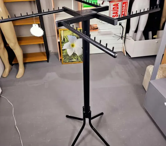 Arara de chão semi nova