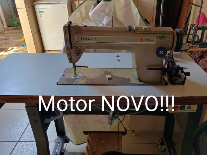 Máquina reta industrial Singer 