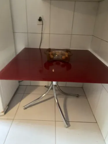 Mesa base de alumínio com tampo vídeo vermelho