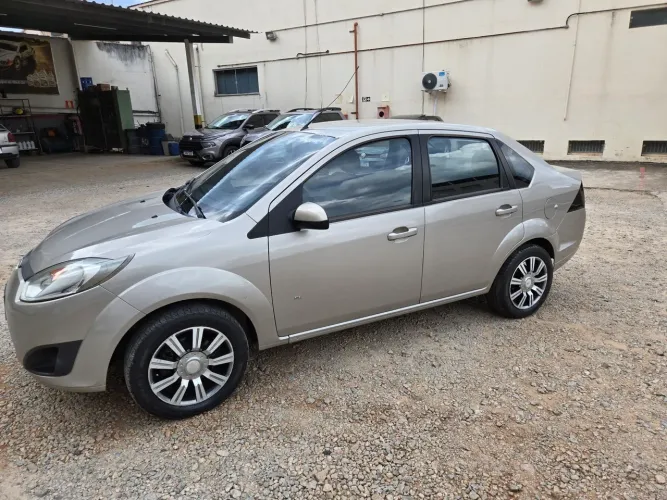 Ford Fiesta Sedan SE 1.6 8V Flex 4P 2014