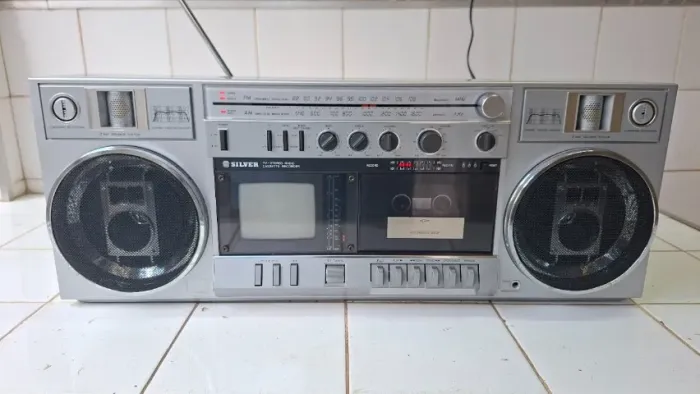 BoomBox Rádio AM/FM, TV, Toca/Grava Cassete SILVER, Importado, Para Colecionador Anos 80