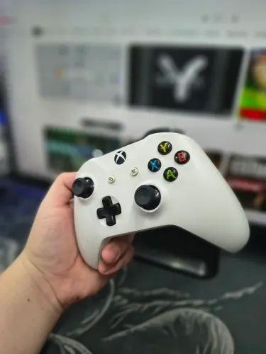 Controle Xbox One S seminovo poucos detalhes leia a descrição 