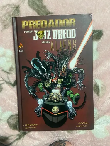 HQ Predador x Juiz Dredd x Aliens Mythos Books capa dura