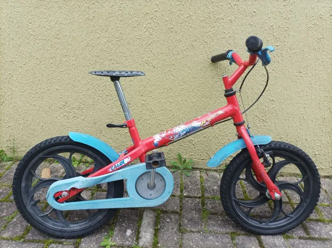 Bicicleta infantil do homem aranha
