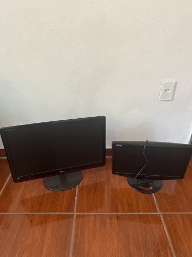 2 monitores LG e AOC