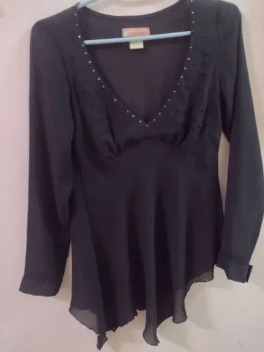 Blusa preta com detalhes em bordado e dourado 