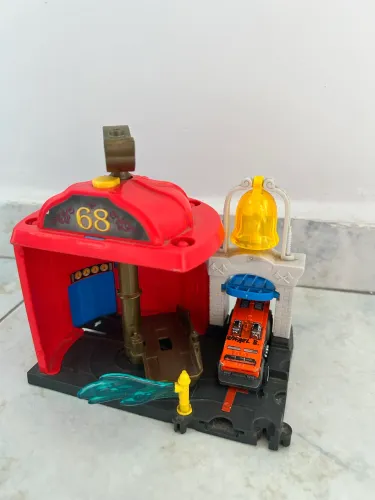 Pista hot wheels manobra no corpo de bombeiros