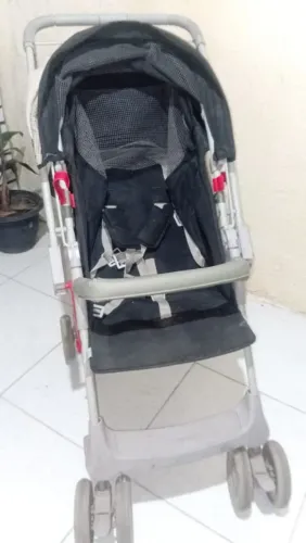 Vendo carrinho de bebê com marcas de uso ,mais funcionado muito bem ZAP *