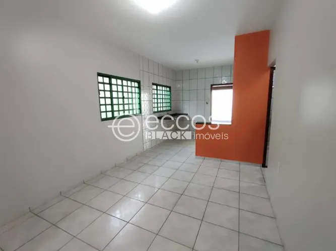 Casa para aluguel, 3 quartos, 1 suíte, 2 vagas, Jardim Europa - Uberlândia/MG
