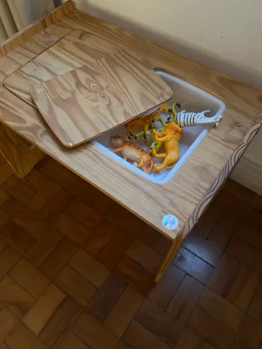 Mesinha infantil montessoriana de madeira envernizada com 2 bandejas