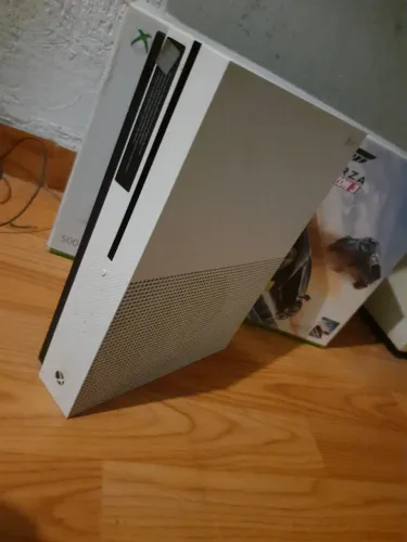 Xbox one S (quebrado) para uso de peças!
