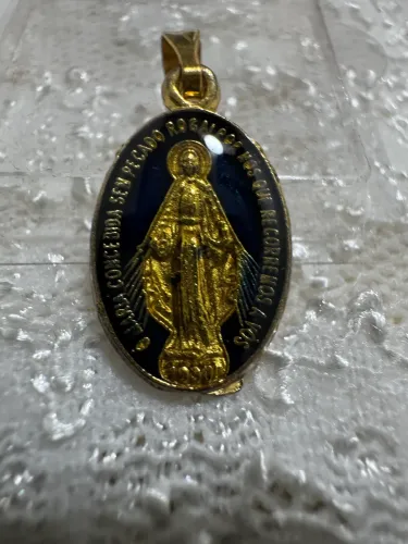 PINGENTE/MEDALHINHA VIRGEM MARIA COM INSCRIÇÃO 