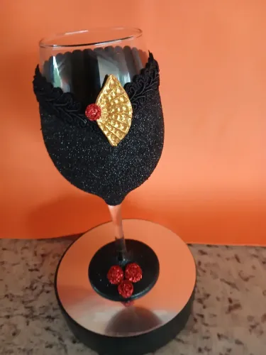 Taça Pombagira com leque preta com leque 