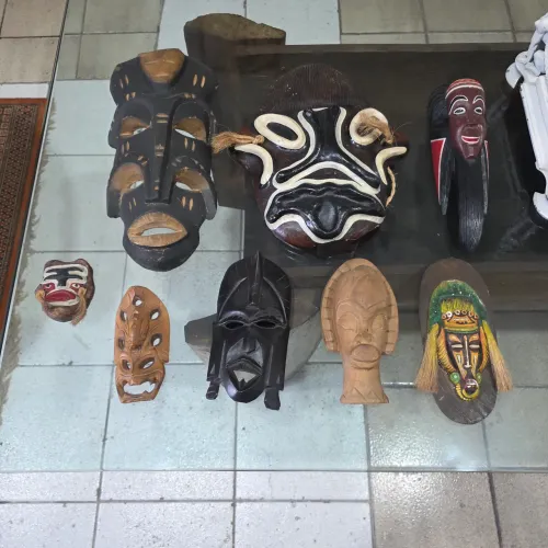 Decoração antiga, conjunto de máscaras importadas