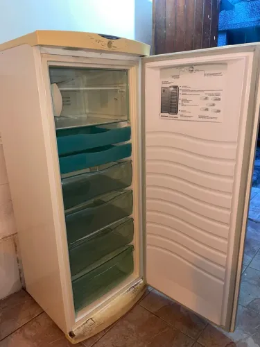 Vendo frizer semi novo
