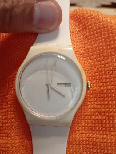 Relógio Swatch todo branco analógico e calendário item de colecionador