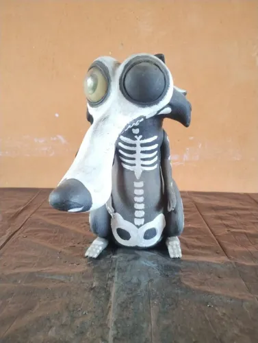 Boneco personagem Scrat da Era do Gelo em desenho de esqueleto 