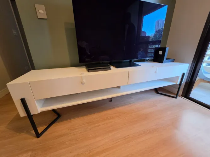 Rack para TV em madeira maciça 2,10 m - LACA BRANCA