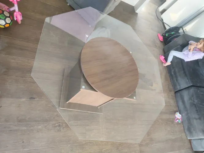 Mesa sestavada com tampo giratório