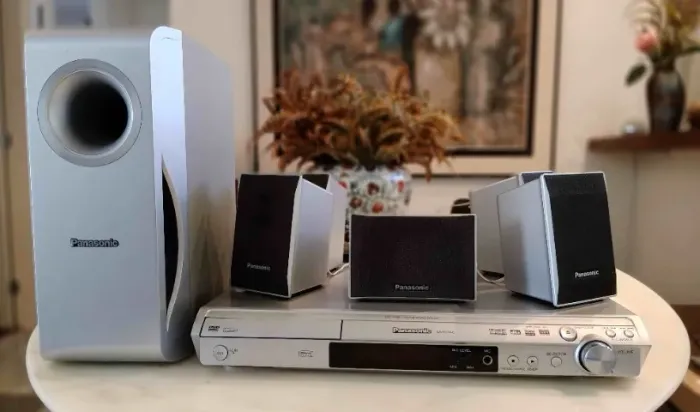 Receiver Panasonic SA-HT340 c 5 caixas acústicas e um subwoofer, 330W RMS