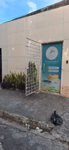 Alugo salas 1 sala com 2 ambientes e um wc na av Norte próx encruz. R$1000 tel: *