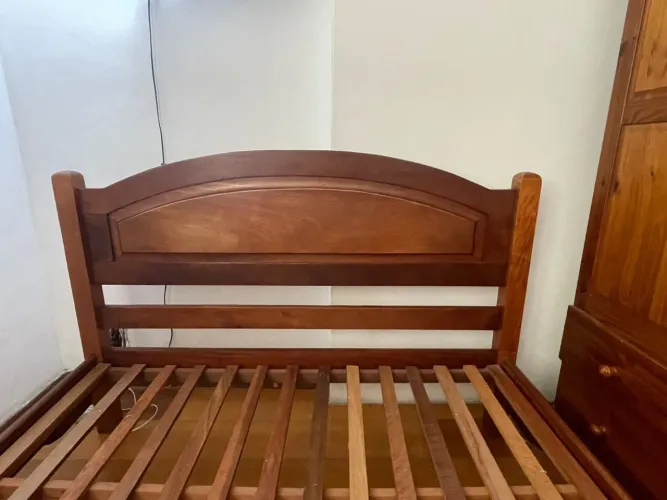 Cama de Madeira Maciça 