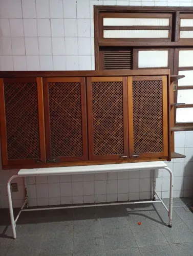 Armário  Vintage em madeira nobre (2x1m)