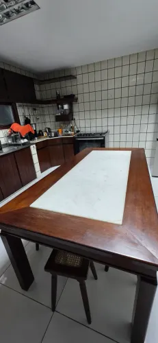 Mesa de Ipê com marmore branco + 6 cadeiras (tipo tamborete)