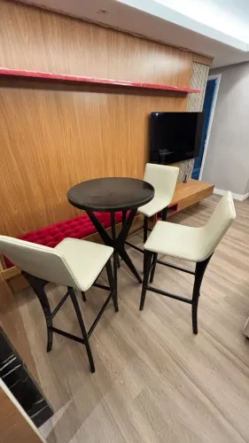 Mesa alta + 3 banquetas