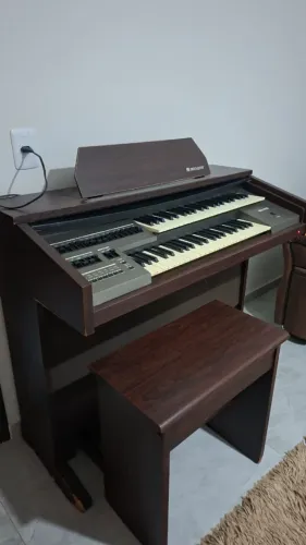 Orgão eletrônico Minami MX-55R clássico, completo com móvel e banco