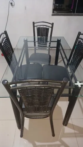 Vende se mesa de vidro com 4 cadeiras