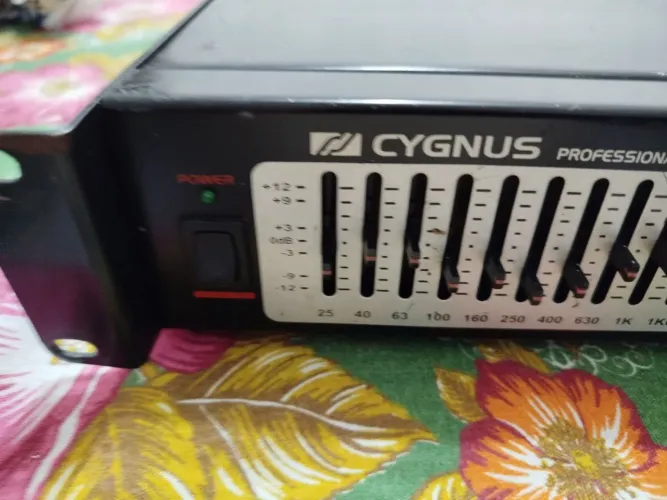 (EQUALIZADOR PROFISSIONAL SEMI-NOVO CYGNUS GE-5000)
