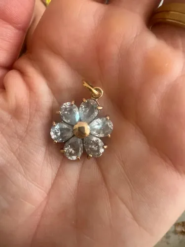 Pingente Flor Dourado Com Pedras