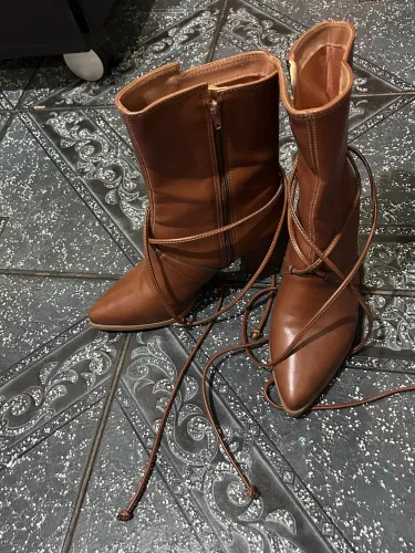 Par de Botas femininas Vizzano caramelo de cano médio com amarração decorativa